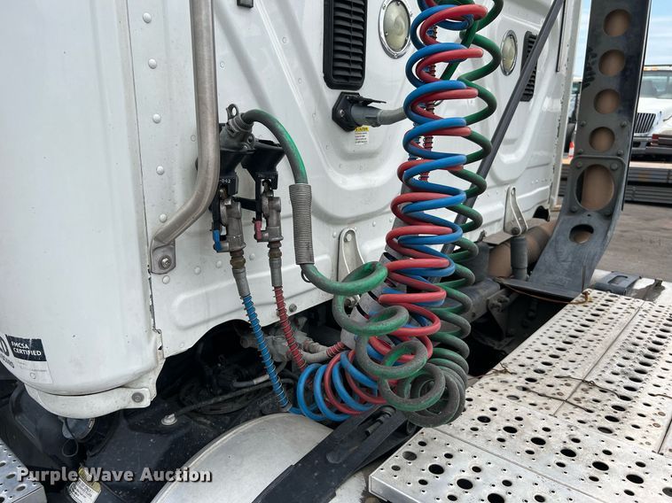 image for item MF9977 2012 Freightliner Cascadia 125  semi truck