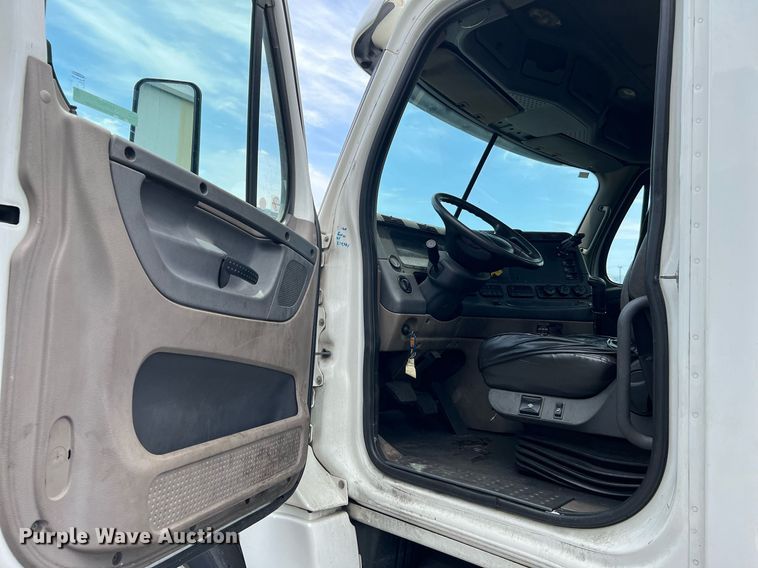 image for item MF9977 2012 Freightliner Cascadia 125  semi truck