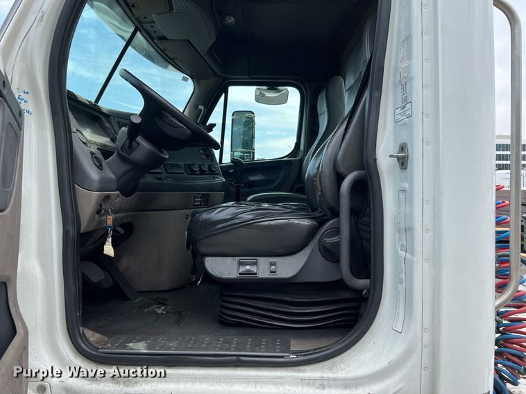 image for item MF9977 2012 Freightliner Cascadia 125  semi truck