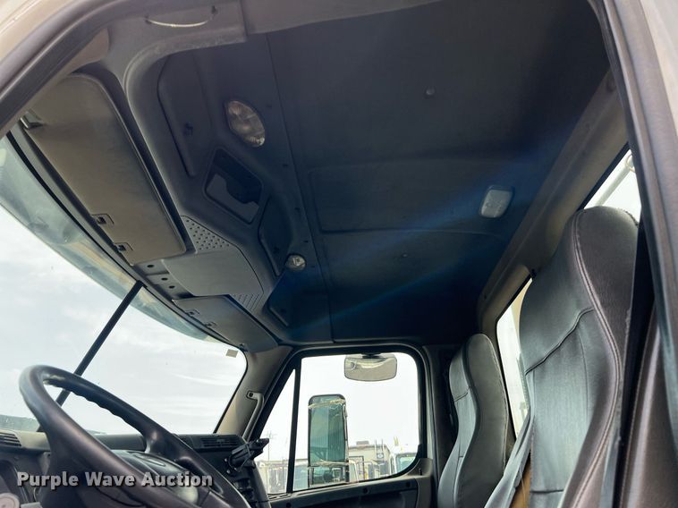 image for item MF9977 2012 Freightliner Cascadia 125  semi truck