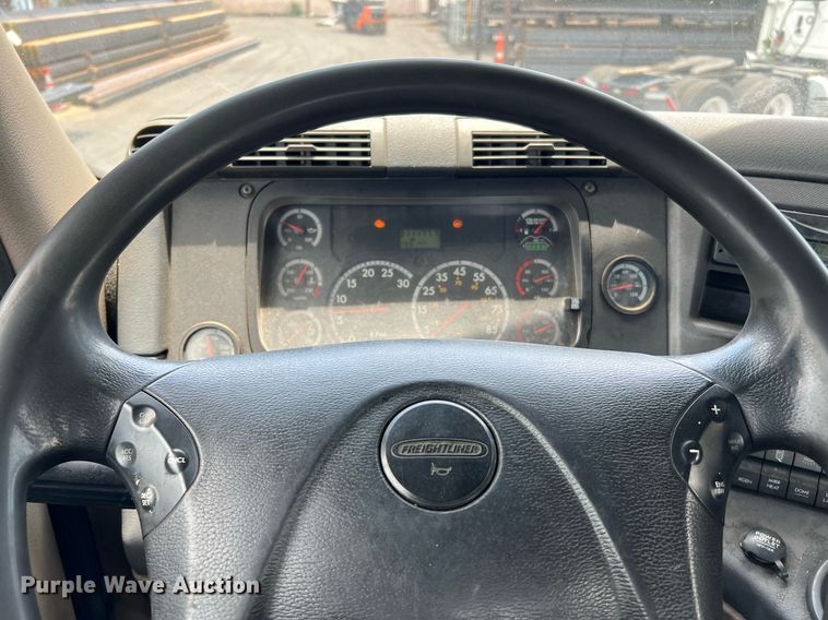 image for item MF9977 2012 Freightliner Cascadia 125  semi truck