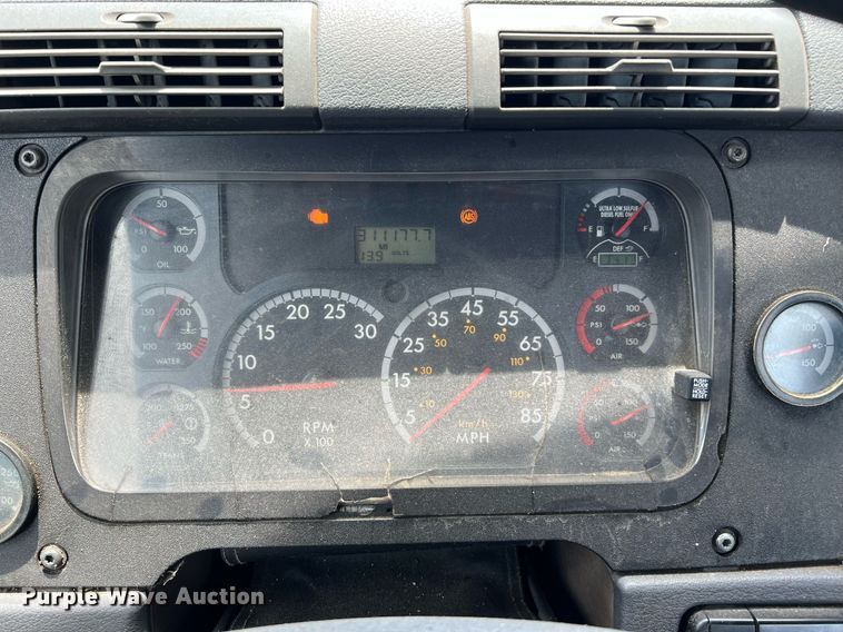 image for item MF9977 2012 Freightliner Cascadia 125  semi truck