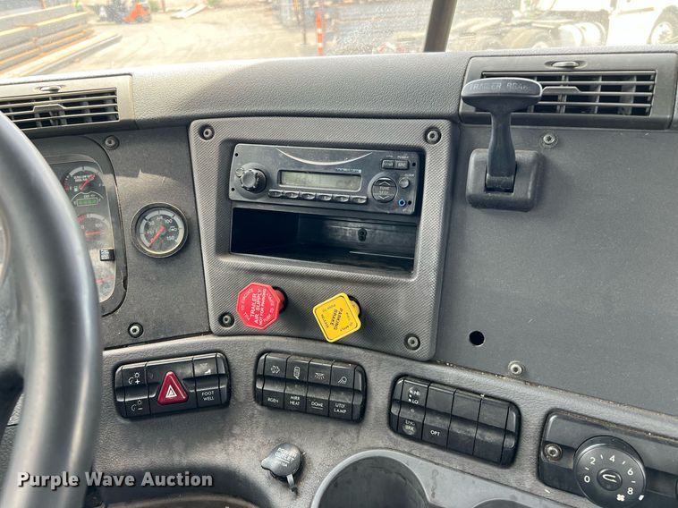 image for item MF9977 2012 Freightliner Cascadia 125  semi truck