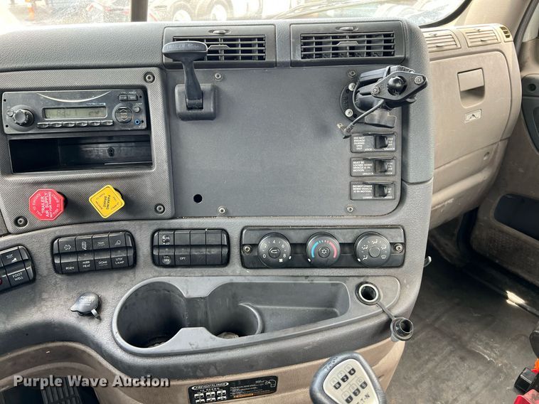 image for item MF9977 2012 Freightliner Cascadia 125  semi truck