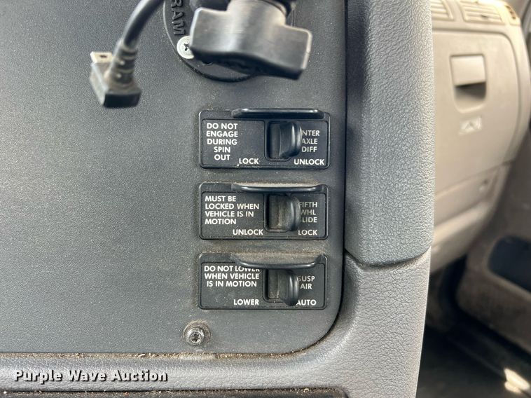 image for item MF9977 2012 Freightliner Cascadia 125  semi truck