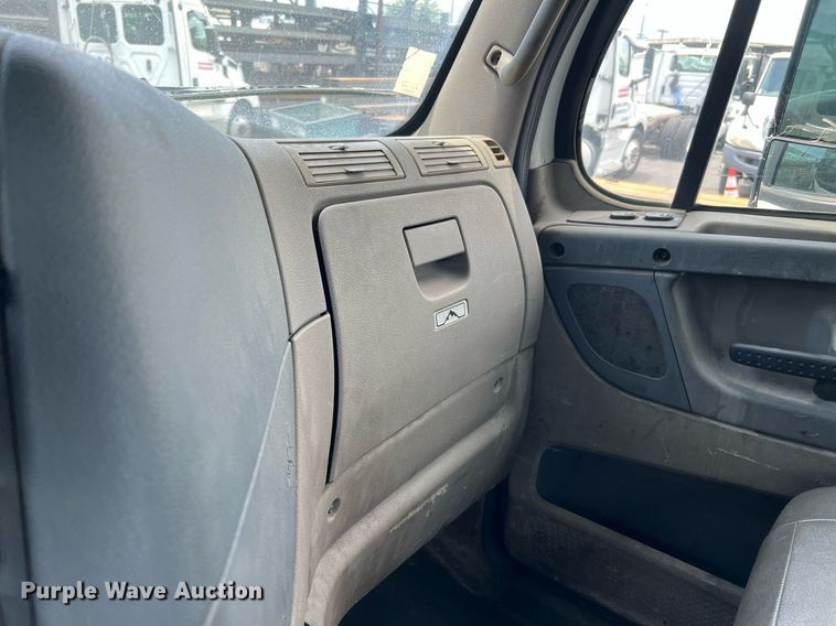 image for item MF9977 2012 Freightliner Cascadia 125  semi truck