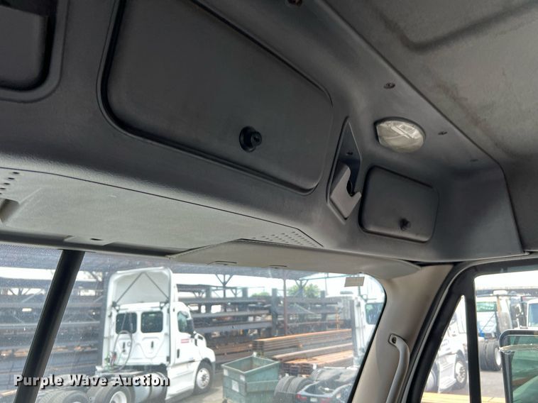 image for item MF9977 2012 Freightliner Cascadia 125  semi truck