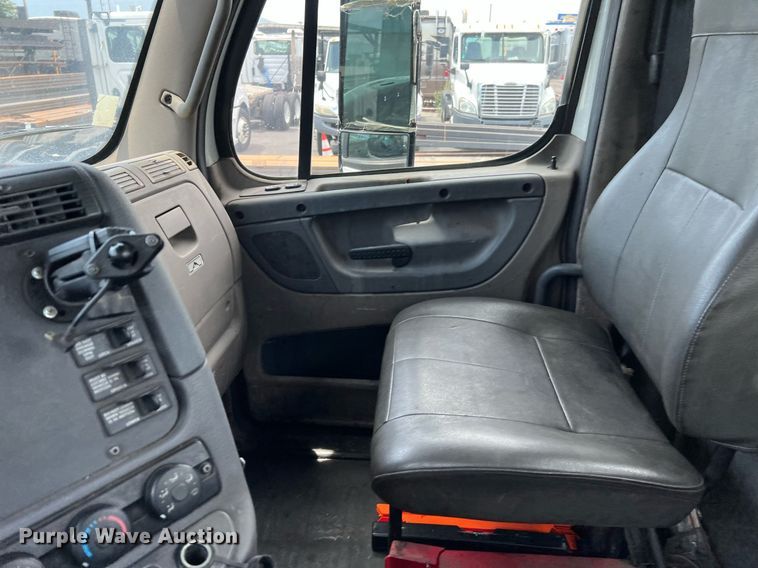 image for item MF9977 2012 Freightliner Cascadia 125  semi truck