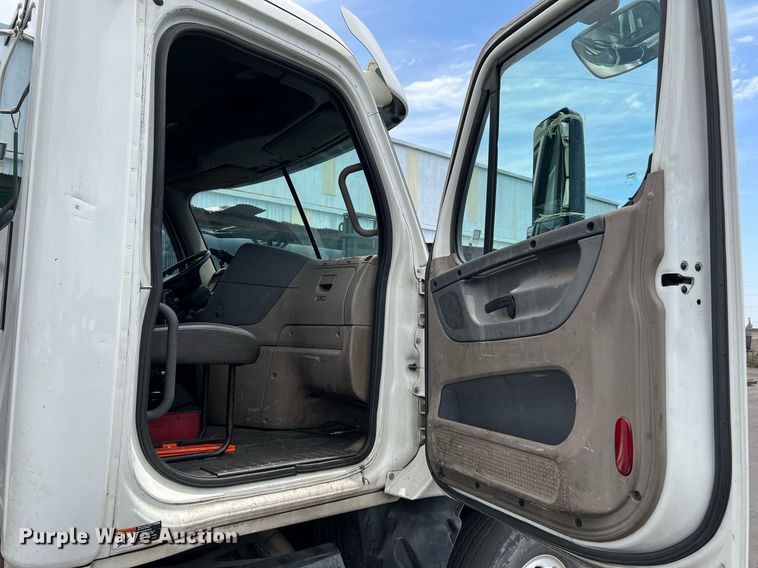 image for item MF9977 2012 Freightliner Cascadia 125  semi truck