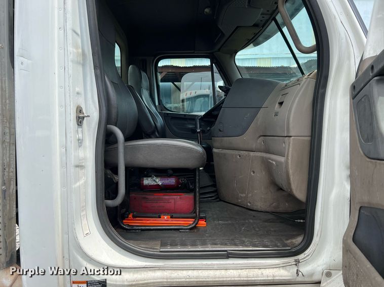 image for item MF9977 2012 Freightliner Cascadia 125  semi truck