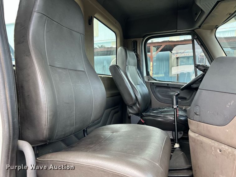 image for item MF9977 2012 Freightliner Cascadia 125  semi truck