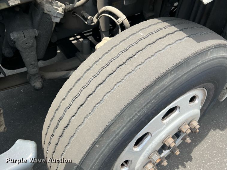 image for item MF9977 2012 Freightliner Cascadia 125  semi truck