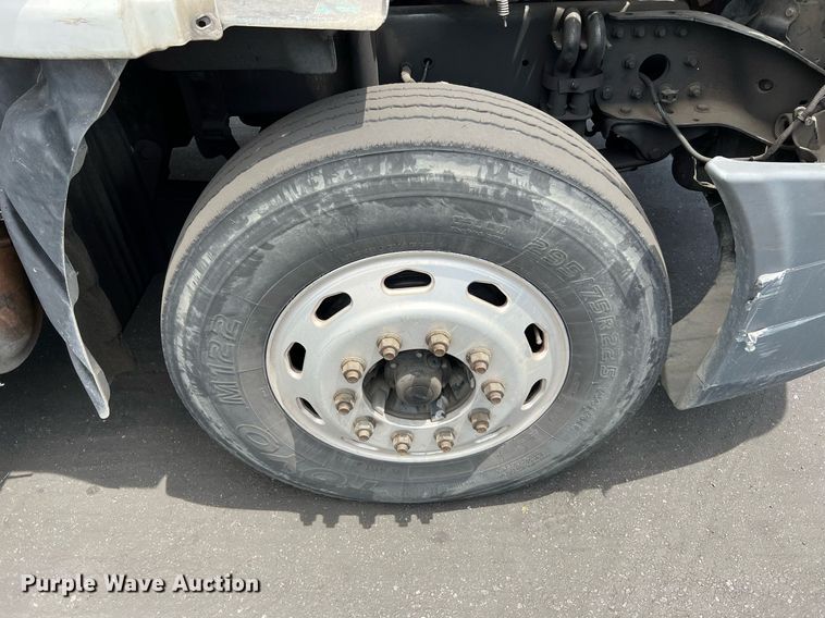 image for item MF9977 2012 Freightliner Cascadia 125  semi truck