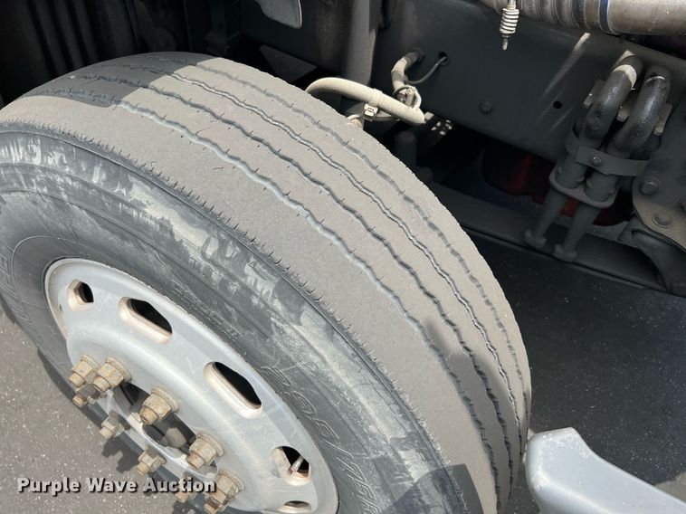 image for item MF9977 2012 Freightliner Cascadia 125  semi truck