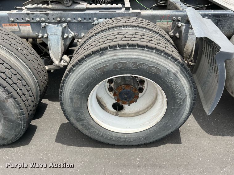 image for item MF9977 2012 Freightliner Cascadia 125  semi truck