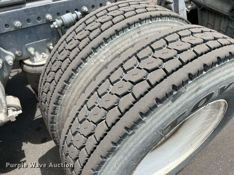 image for item MF9977 2012 Freightliner Cascadia 125  semi truck