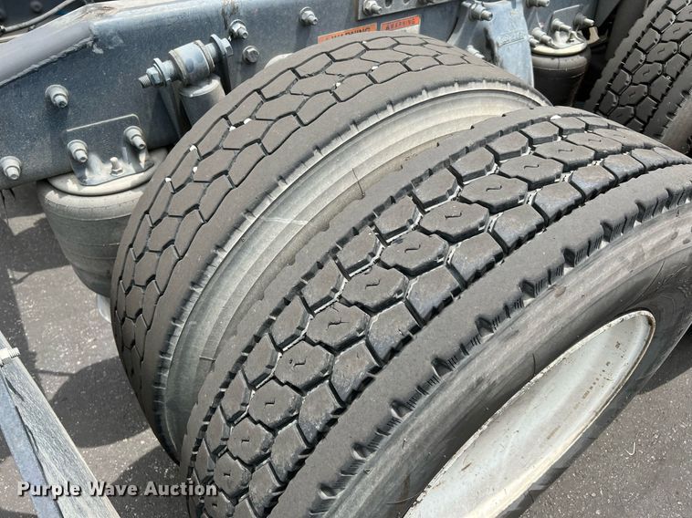 image for item MF9977 2012 Freightliner Cascadia 125  semi truck