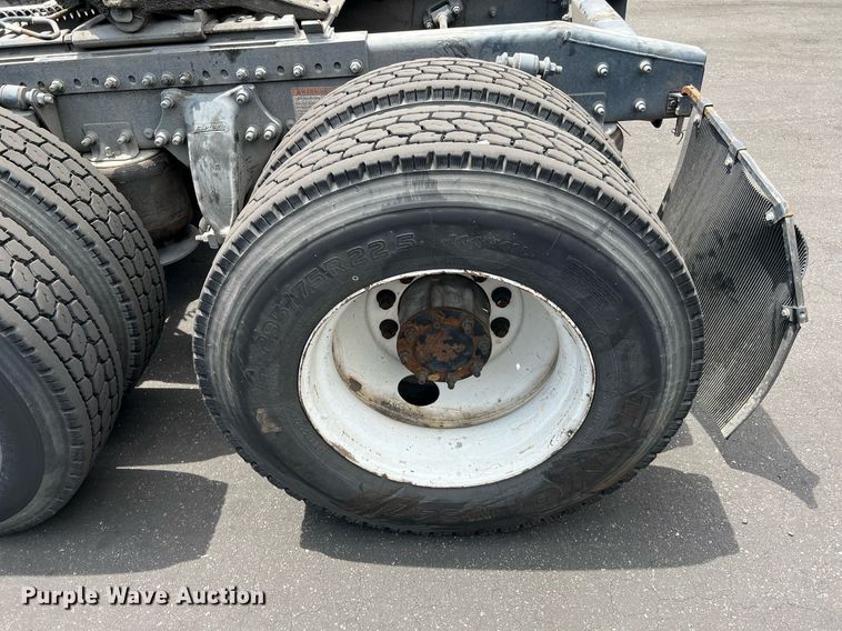 image for item MF9977 2012 Freightliner Cascadia 125  semi truck