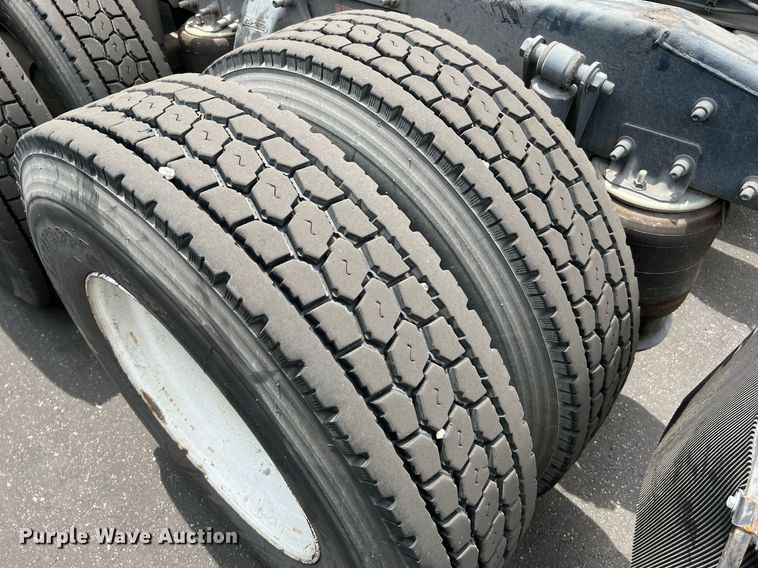 image for item MF9977 2012 Freightliner Cascadia 125  semi truck