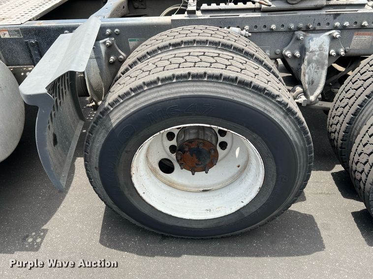 image for item MF9977 2012 Freightliner Cascadia 125  semi truck