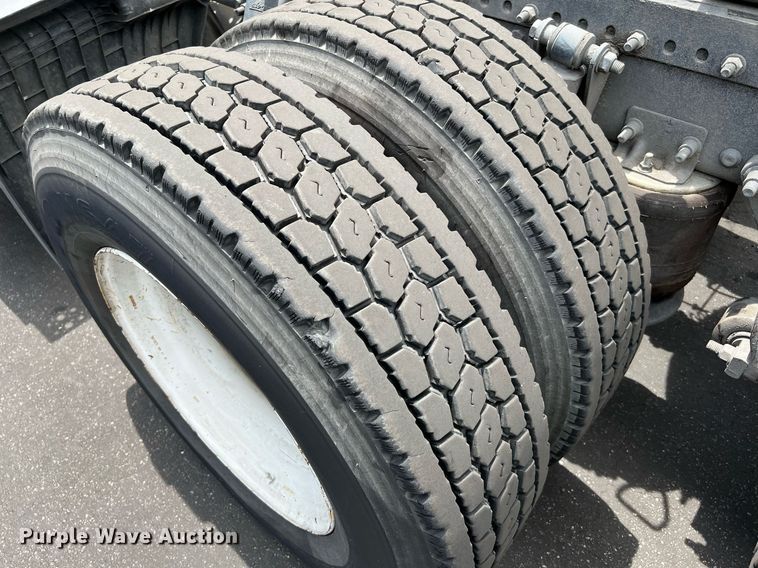 image for item MF9977 2012 Freightliner Cascadia 125  semi truck