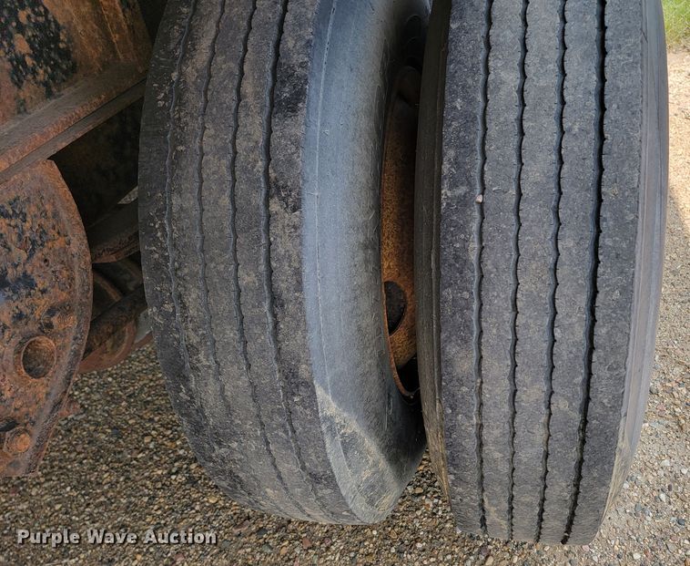 image for item ML9406 2002 Utility  side curtain trailer