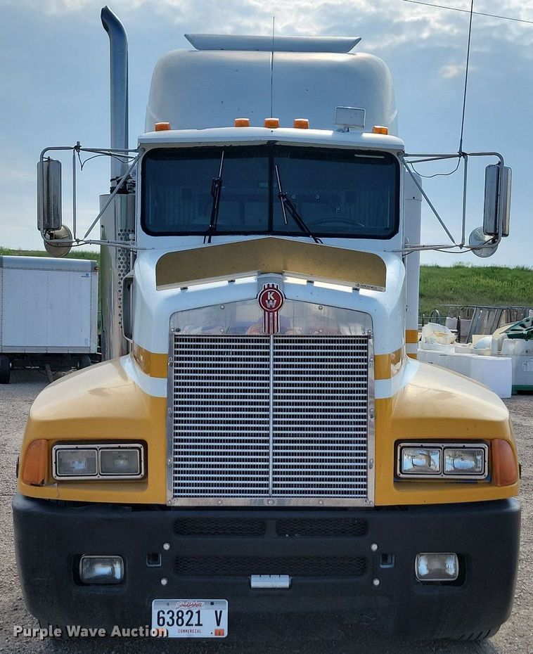 image for item ML9454 1989 Kenworth T600  semi truck