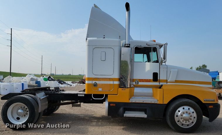 image for item ML9454 1989 Kenworth T600  semi truck