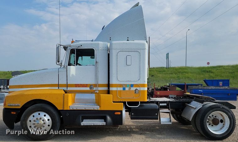 image for item ML9454 1989 Kenworth T600  semi truck