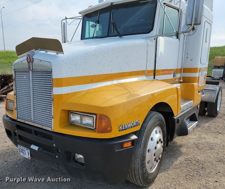 image for item ML9454 1989 Kenworth T600  semi truck