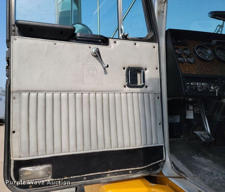 image for item ML9454 1989 Kenworth T600  semi truck