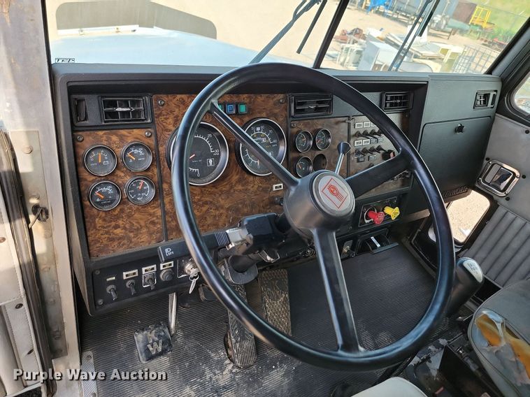 image for item ML9454 1989 Kenworth T600  semi truck