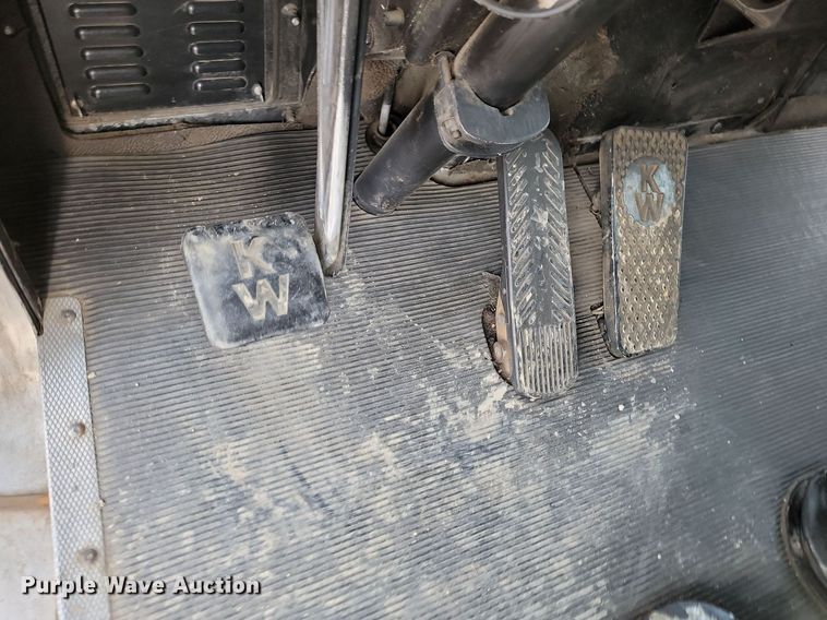 image for item ML9454 1989 Kenworth T600  semi truck