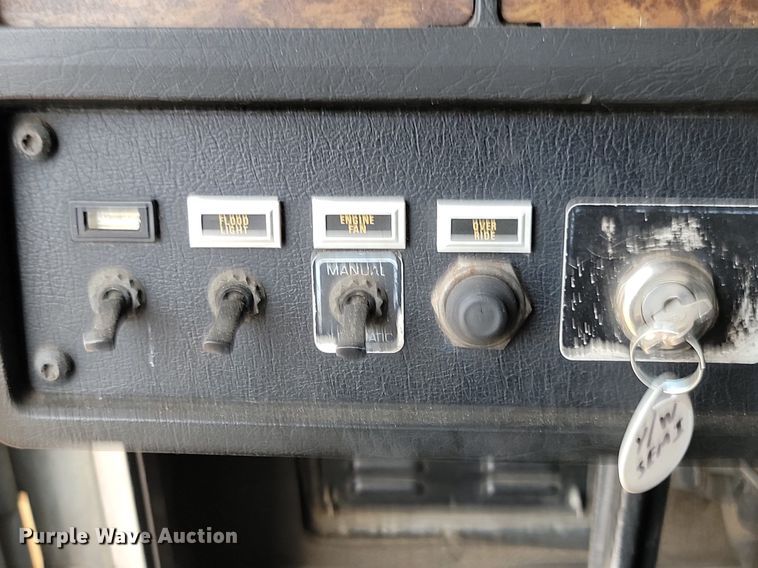 image for item ML9454 1989 Kenworth T600  semi truck