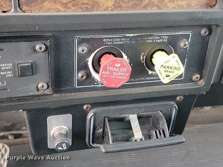 image for item ML9454 1989 Kenworth T600  semi truck