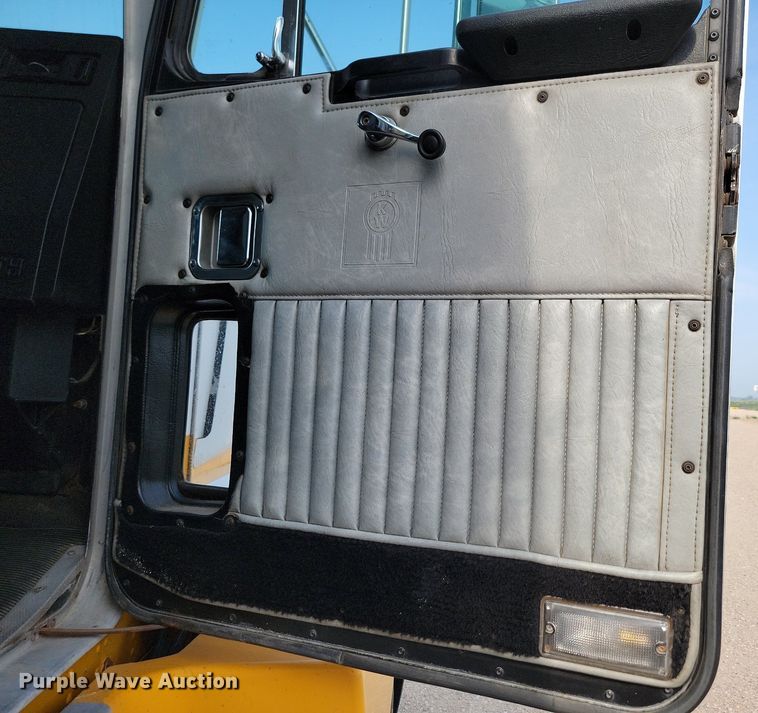 image for item ML9454 1989 Kenworth T600  semi truck