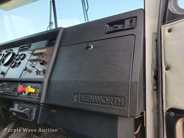 image for item ML9454 1989 Kenworth T600  semi truck