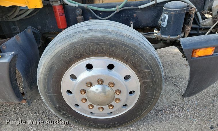 image for item ML9454 1989 Kenworth T600  semi truck