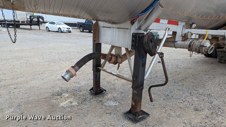 image for item MN9983 2015 MAC  tank trailer