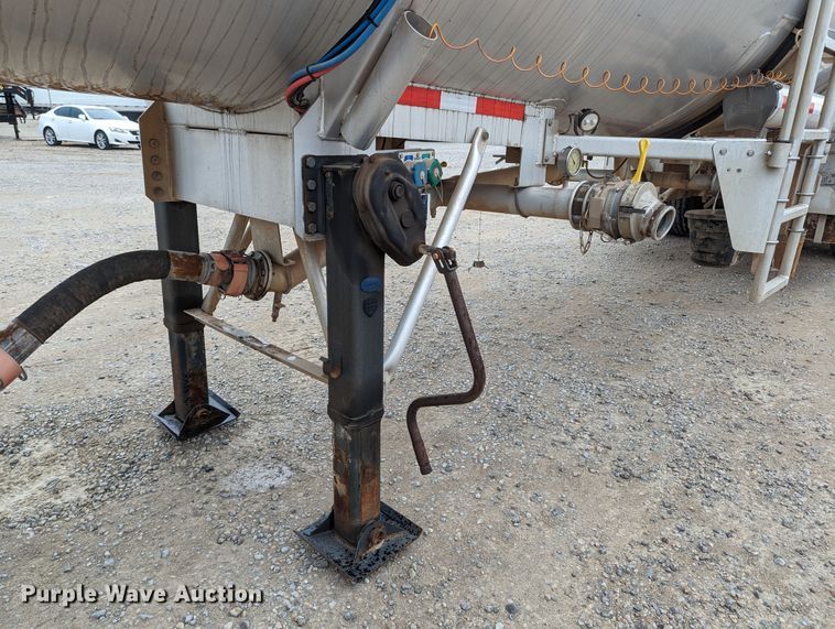 image for item MN9983 2015 MAC  tank trailer