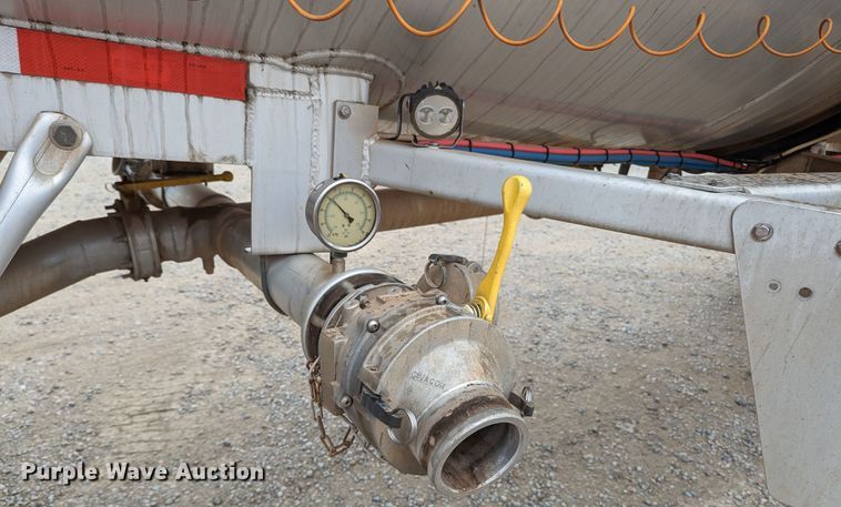 image for item MN9983 2015 MAC  tank trailer