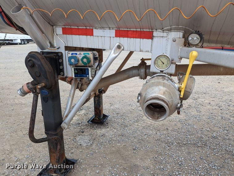 image for item MN9983 2015 MAC  tank trailer