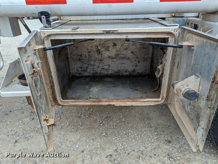 image for item MN9983 2015 MAC  tank trailer