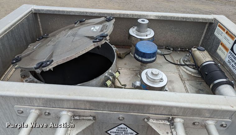 image for item MN9983 2015 MAC  tank trailer