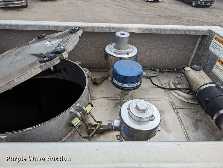 image for item MN9983 2015 MAC  tank trailer