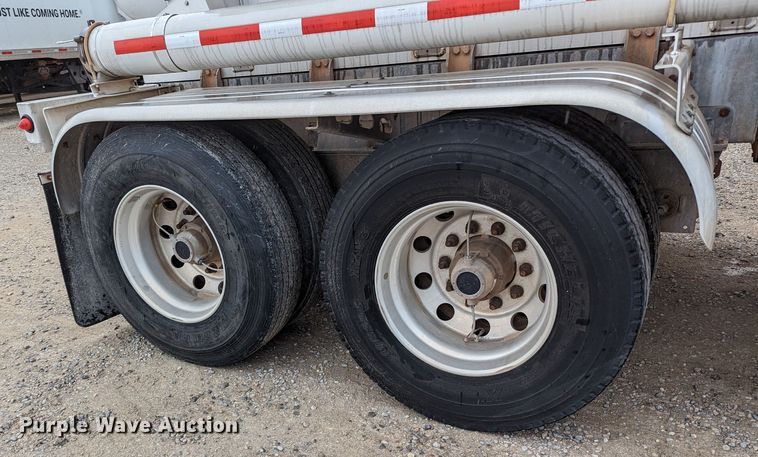 image for item MN9983 2015 MAC  tank trailer