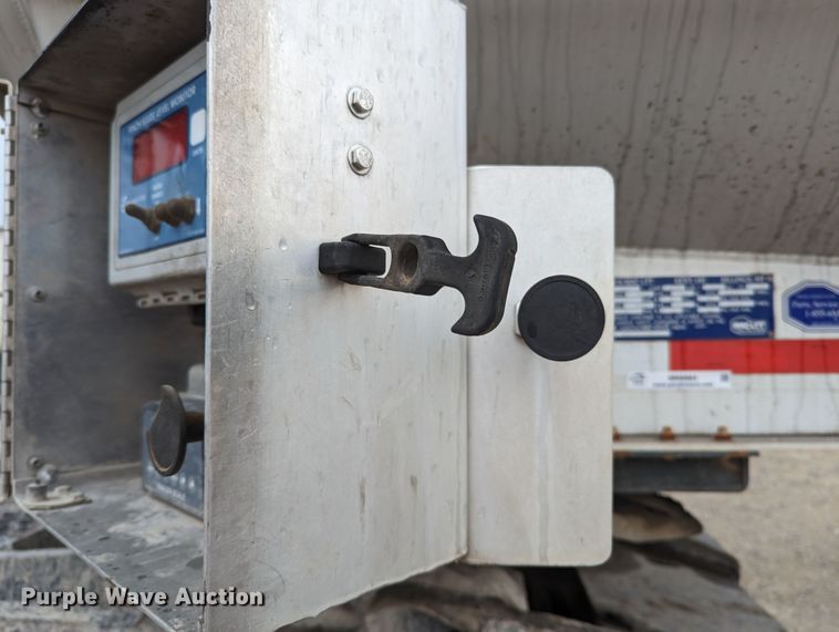 image for item MN9984 2015 MAC  tank trailer