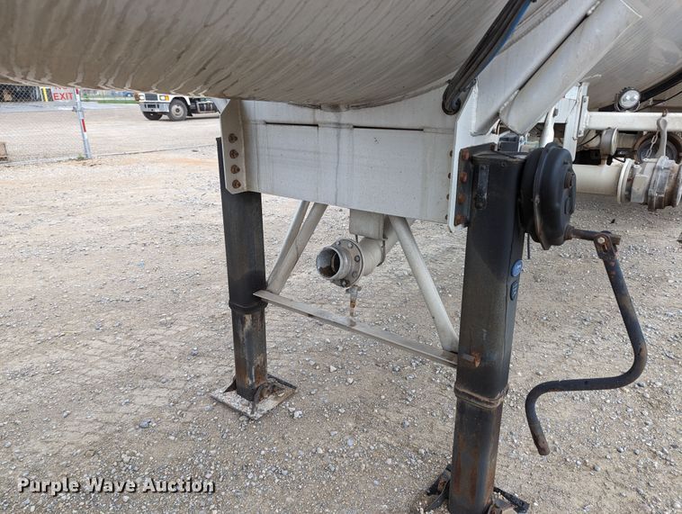 image for item MN9984 2015 MAC  tank trailer