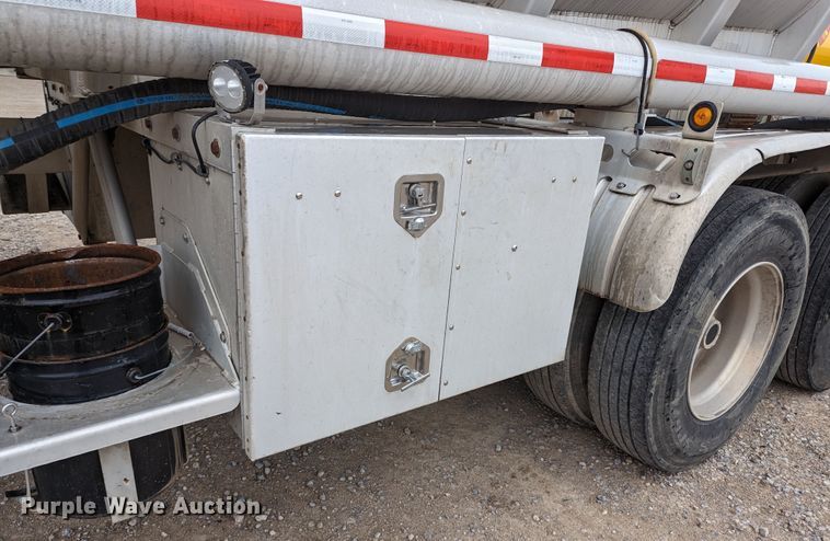 image for item MN9984 2015 MAC  tank trailer