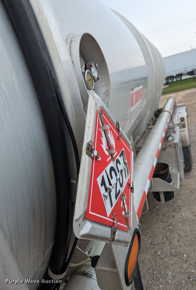 image for item MN9984 2015 MAC  tank trailer